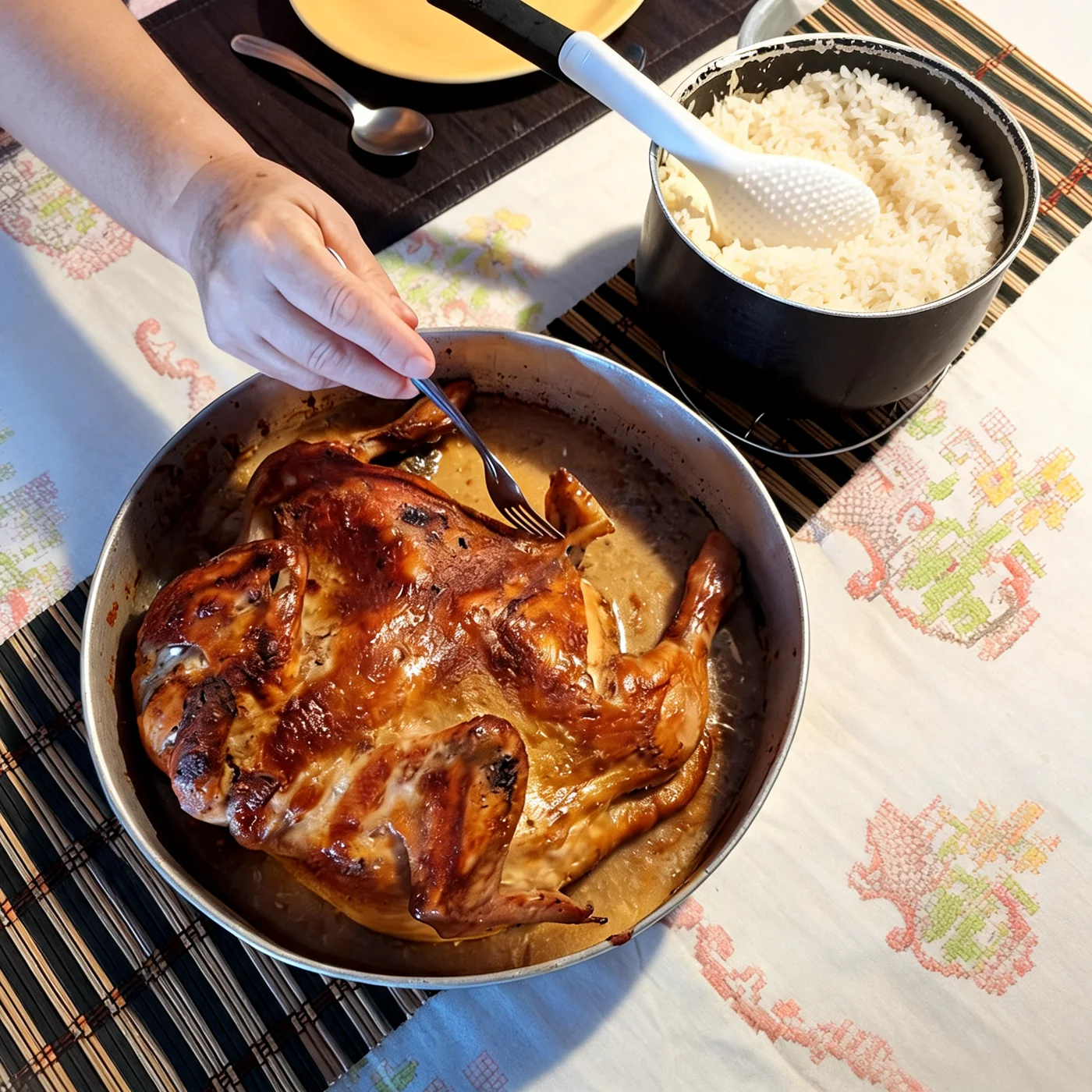 Frango caipira assado inteiro na panela, servido ao lado da panela de arroz